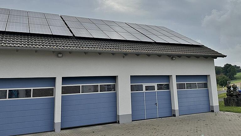 Immer öfter investiert der Zweckverband zur Wasserversorgung Bad Königshofen Gruppe Mitte in Photovoltaikanlagen auf seinen Liegenschaften (im Bild das Wasserwerk Kleineibstadt). Damit konnten steigende Strompreise abgefangen werden. Immer öfter investiert der Zweckverband zur Wasserversorgung Bad Königshofen Gruppe Mitte in Photovoltaikanlagen auf seinen Liegenschaften (im Bild das Wasserwerk Kleineibstadt). Damit konnten steigende Strompreise abgefangen werden.