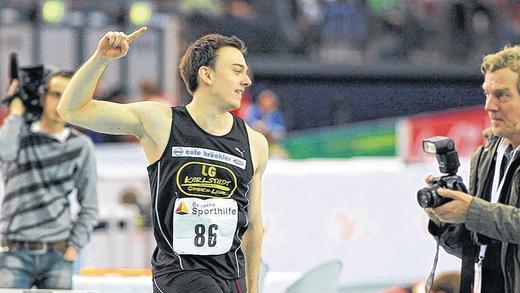 Christian Rasp sprintet bei deutscher Meisterschaft auf Platz fünf       -  Mit neuer persönlicher Bestzeit stürmte Christian Rasp (Foto) bei den deutschen Leichtathletik-Hallenmeisterschaften in Leipzig über 60m auf Platz fünf. Der für die LG Karlstadt-Gambach-Lohr startende Mainbernheimer verbesserte seine Bestmarke auf 6,77 Sekunden. Es siegte Christian Blum (Wattenscheid) in 6,63 Sekunden. Michael Fischer von der LG Karlstadt-Gambach-Lohr überzeugte im Vorlauf über 200m als Neunter in Saisonbestzeit von 21,62 Sekunden, verzichtet aber zu Gunsten der 4x200m-Staffel auf einen Start im Endlauf. Das LG-Quartett mit Christian Rasp, Michael Fischer, Tobias Schneider und Thomas Schnurr verschenkte aber den möglichen Platz vier und auch den bayerischen Juniorenrekord. Die Staffel verpatzte den letzten Stabwechsel und wurde disqualifiziert.