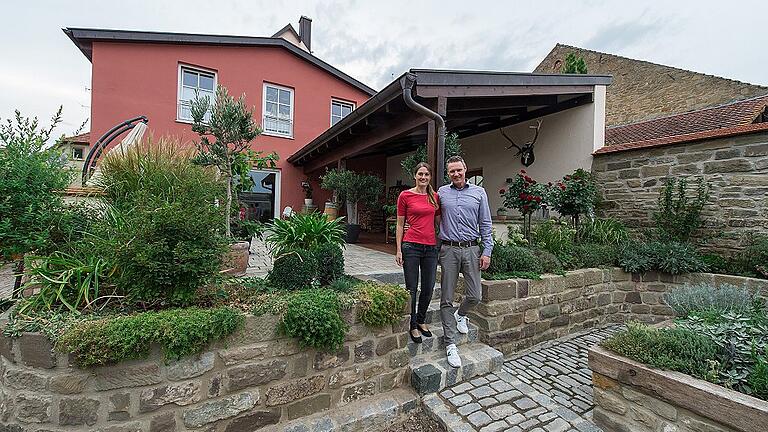 Aus alten Steinen und Balken gestalteten Anna-Isabell und Ralf Olerink ihren Garten im ehemaligen Doppelhof. Eine große Terrasse am neuen Anbau ans Wohnhaus lädt zum Verweilen ein.
