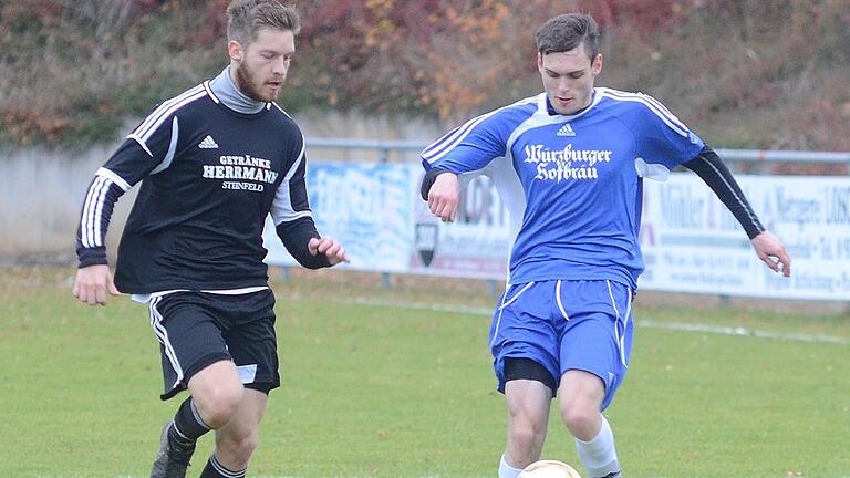 Den Ball im Blick: Moritz Rauch vom FV Steinfeld/Hausen-Rohrbach und der Retzstadter Alexander Gerhard (rechts).