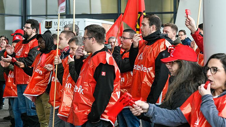 Seit Tagen gibt es in der bayerischen Metall- und Elektroindustrie Warnstreiks, wie hier am Mittwoch bei Warema in Marktheidenfeld. Nächste Woche will die IG Metall die Aktionen verschärfen.