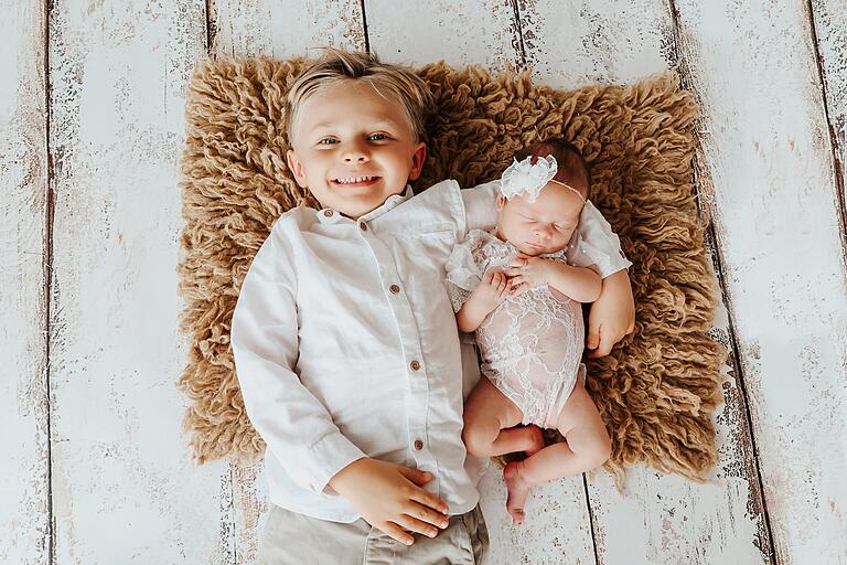 Da strahlt Maximilian, wenn er seine Schwester Malena im Arm hält.&nbsp;