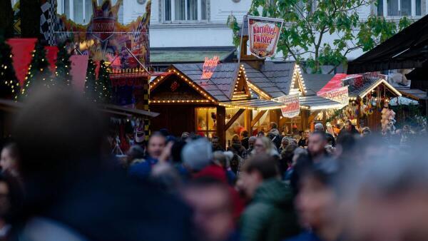 Weihnachtsmarkt in Essen-Steele öffnet       -  Erlanger Waldweihnacht 2024: Alle wichtigen Infos für den Besuch des Marktes, vom Programm bis zu den Öffnungszeiten.