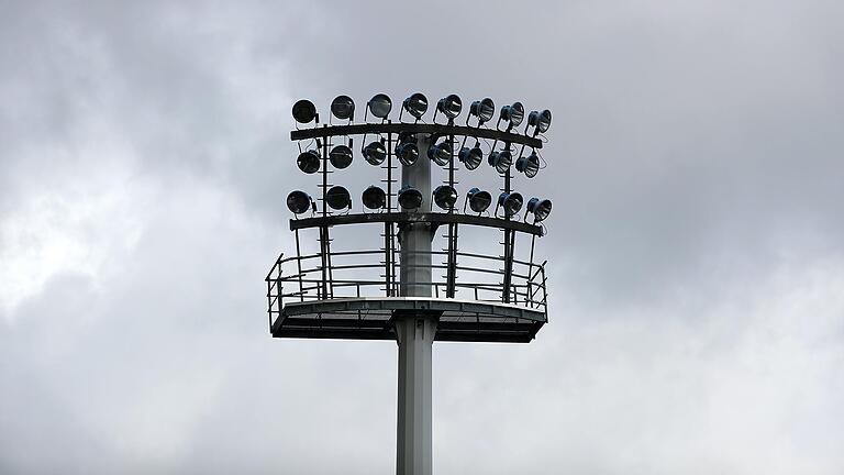 Häufig im Einsatz ist das Flutlicht aktuell im Sachs-Stadion: Der Großteil der Heimspiele des FC 05 Schweinfurt findet an einem Freitagabend statt.