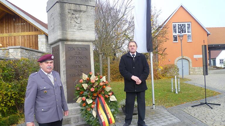 Als sichtbares Zeichen der Gelchsheimer Kyffhäuser-und Soldatengemeinschaft bleiben nach der Auflösung das Kriegerdenkmal. Das Bild zeigt den langjährigen Vorsitzenden Klaus Hennig (links) und den ehemaligen Bürgermeister Hermann Geßner.