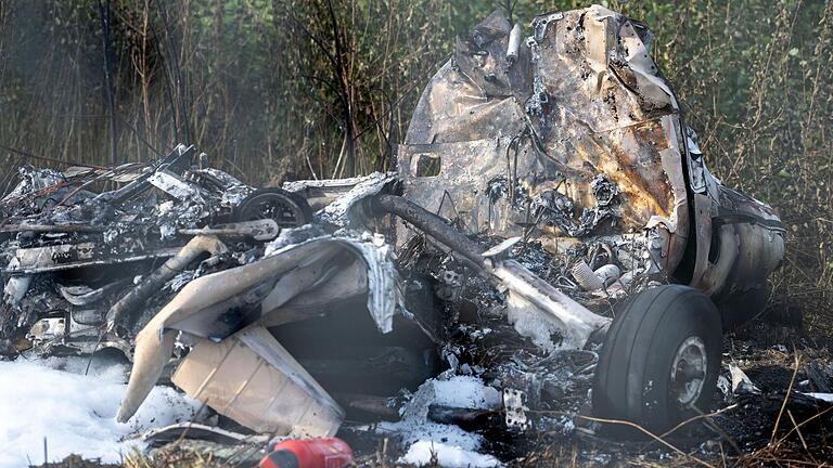 Er hat es nicht überlebt: Der Pilot, der am Sonntag auf dem Flugplatz Bamberg-Breitenau beim Start seines Kleinflugzeuges abgestützt ist, ist in einem Krankenhaus seinen Verletzungen erlegen.&nbsp;