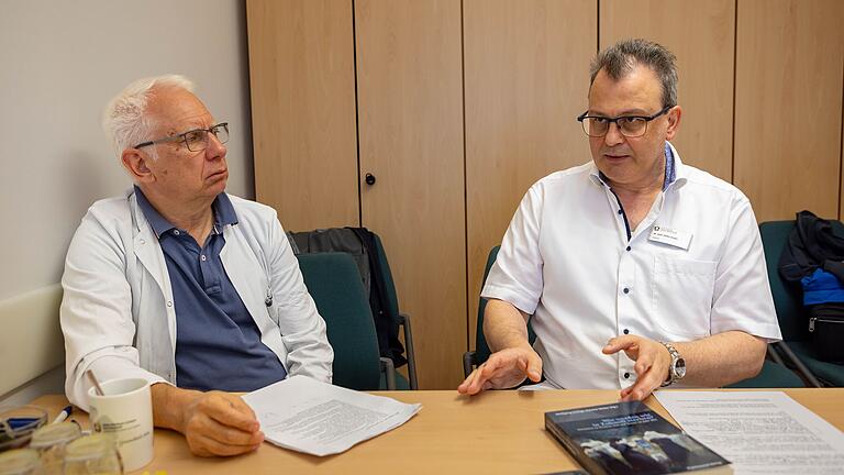 Sterben, Tod und Trauer in der Zukunft. Damit befassten sich in einem Gespräch der Ärztliche Direktor des Rhön-Klinikums, Professor Sebastian Kerber (links), und der Chefarzt der Neurologischen Klinik, Dr. Volker Ziegler. Per Telefon zugeschaltet wurde außerdem als Experte Buchautor Professor Wolfgang George.