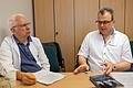 Sterben, Tod und Trauer in der Zukunft. Damit befassten sich in einem Gespräch der Ärztliche Direktor des Rhön-Klinikums, Professor Sebastian Kerber (links), und der Chefarzt der Neurologischen Klinik, Dr. Volker Ziegler. Per Telefon zugeschaltet wurde außerdem als Experte Buchautor Professor Wolfgang George.