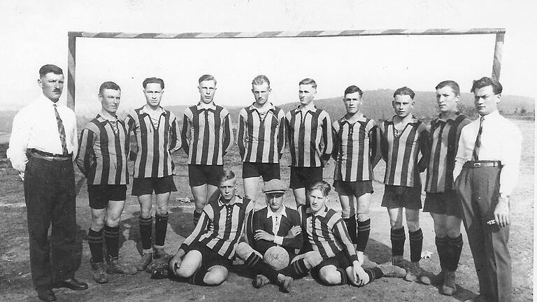 100 Jahre FC Thulba       -  Dieses besondere Foto zeigt die erste Meister-Mannschaft des FC Thulba aus dem Jahr 1929.