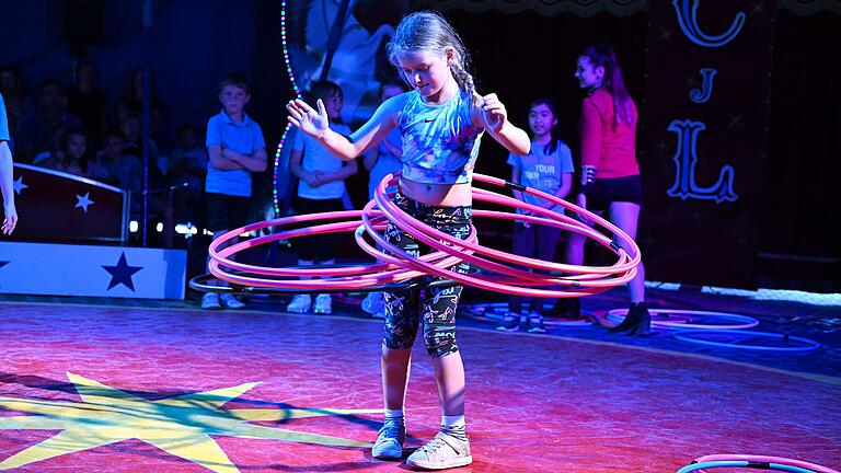 Der Auftritt von Leonie mit ihren Hula-Hoop-Reifen war schon richtig  professionell.