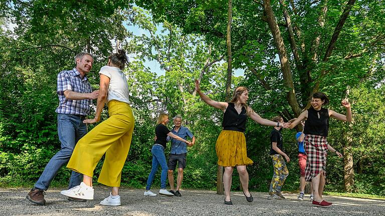 Vanessa Köneke will mit ihrer Swing-Initiative eine offizielle Outdoor-Tanzfläche für Würzburg einrichten nach dem Vorbild anderer Städte, so zum Beispiel Dortmund oder Köln. Hier wird am Bouleplatz im Husarenwäldchen getanzt.