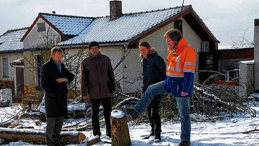 Ortstermin: Baureferent Jochen Müller (Bild von links), Hans Schnabel (Amtsleiter Liegenschaften), Markus Sauer (Leiter Stadtplanungsamt) und Christof Klingler (Leiter Tiefbauamt).