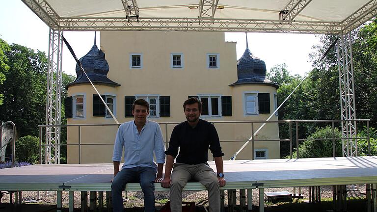 Im Garten des Schlosses Darstadt steigt am Freitagabend die Sommernacht der klassischen Balladen. Felix von Zobel (links) und Allianzmanager Bastian Lange sind mit den Vorbereitungen beschäftigt. Im Garten des Schlosses Darstadt steigt am Freitagabend die Sommernacht der klassischen Balladen. Felix von Zobel (links) und Allianzmanager Bastian Lange sind mit den Vorbereitungen beschäftigt.
