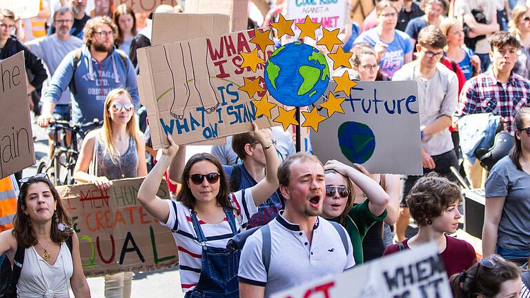 Seit Monaten demonstrieren junge Menschen weltweit an Freitag für mehr Klimaschutz, so auch hier Ende Mai in Würzburg.