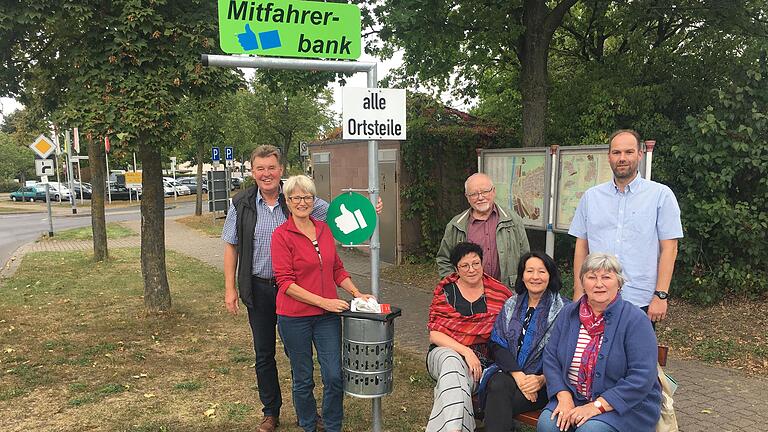 Vertreter der SPD Karlstadt und Kai-Uwe Brune (rechts stehend) nach dem Test der Mitfahrerbänke.