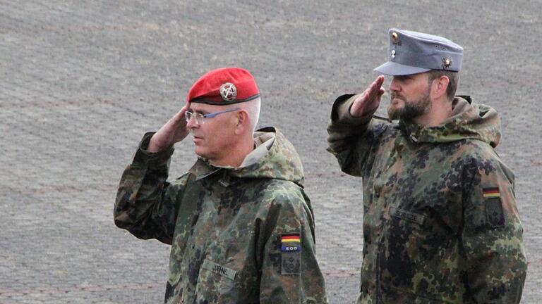 Übergabeappell in der Rhönkaserne: Oberstleutnant Kai Schulze löst Major Gordon Stütz als Kommandant des Truppenübungsplatzes Wildflecken ab. Foto: Ulrike Müller       -  Übergabeappell in der Rhönkaserne: Oberstleutnant Kai Schulze löst Major Gordon Stütz als Kommandant des Truppenübungsplatzes Wildflecken ab. Foto: Ulrike Müller