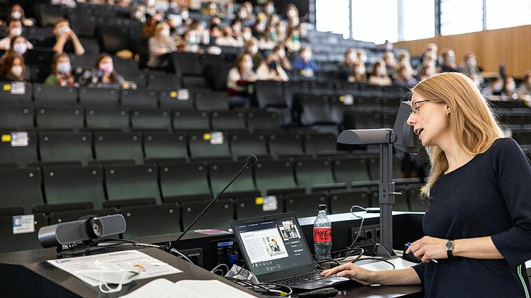 Bei hybriden Vorlesungen, also digital und in Präsenz, kommen weniger Studierende im Hörsaal zusammen. Hier eine Veranstaltung der Sonderpädagogik mit Prof. Carina Lüke.&nbsp;