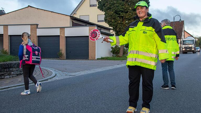 Die 62-jährige Gerda Siegler ist seit 38 Jahren Schulweghelferin in Karlstadt-Wiesenfeld. Die 62-jährige Gerda Siegler ist seit 38 Jahren Schulweghelferin in Karlstadt-Wiesenfeld.
