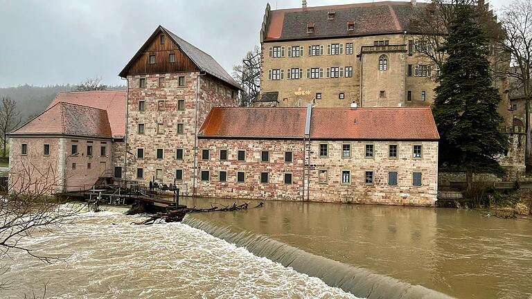 Die Stufen des Wehrs bei Schloss Aschach sind im Wasserstrudel untergegangen. Dass die Saale am 26. Dezember mehr Wasser transportiert als sonst, ist auch am lauten Getöse zu hören.