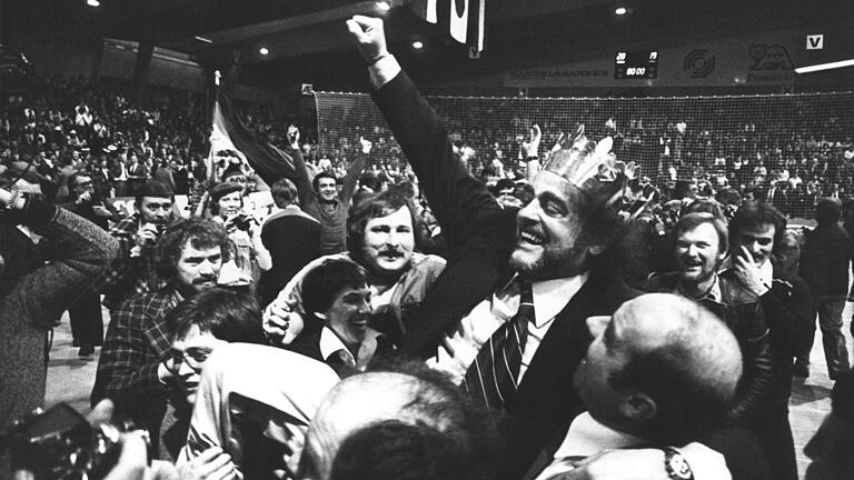 Ein Bild, das in die Sportgeschichte eingeht: Vlado Stenzel wird mit einer Krone aus Pappe nach dem Gewinn der Handball-Weltmeisterschaft 1978 in Kopenhagen auf Schultern getragen.