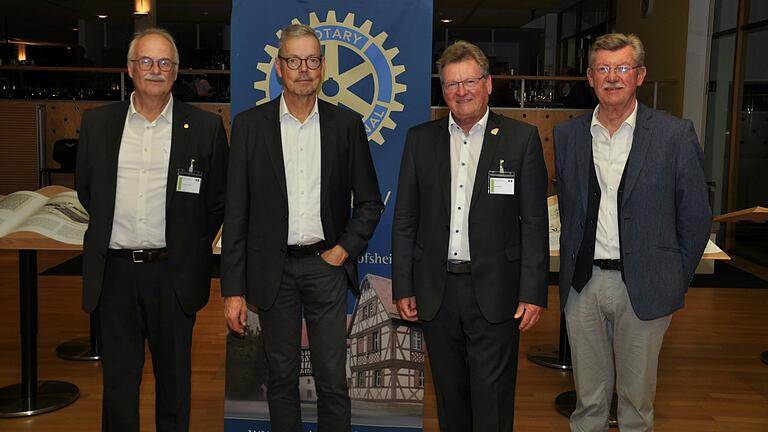 Das Bild zeigt (von links): Armin Stremlau (Rotary), Peter Bofinger, Harald Keitel (Rotary), Karl-Heinz Schmidt (VDI) Das Bild zeigt (von links): Armin Stremlau (Rotary), Peter Bofinger, Harald Keitel (Rotary), Karl-Heinz Schmidt (VDI)