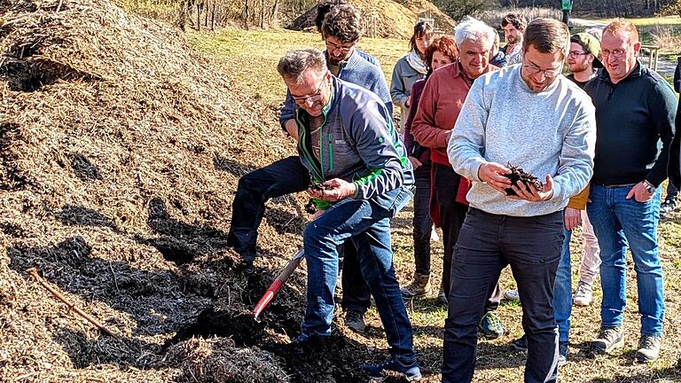 Landwirt Edgar Thomas (links) und Bioland-Fachberater Moritz Böhm (Mitte) nehmen Proben aus einem Komposthaufen. - Landwirt Edgar Thomas (links) und Bioland-Fachberater Moritz Böhm (Mitte) nehmen Proben aus einem Komposthaufen. Landwirt Edgar Thomas (links) und Bioland-Fachberater Moritz Böhm (Mitte) nehmen Proben aus einem Komposthaufen. - Landwirt Edgar Thomas (links) und Bioland-Fachberater Moritz Böhm (Mitte) nehmen Proben aus einem Komposthaufen.