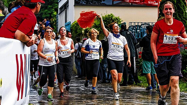 Lauf-Freude trotz Regen: Zum achten Mal gingen Teams aus Betrieben und Behörden an den Start. Mit mehr als 3100 Teilnehmern kommt der Firmenlauf inzwischen in den Bereich des Würzburg-Marathons.