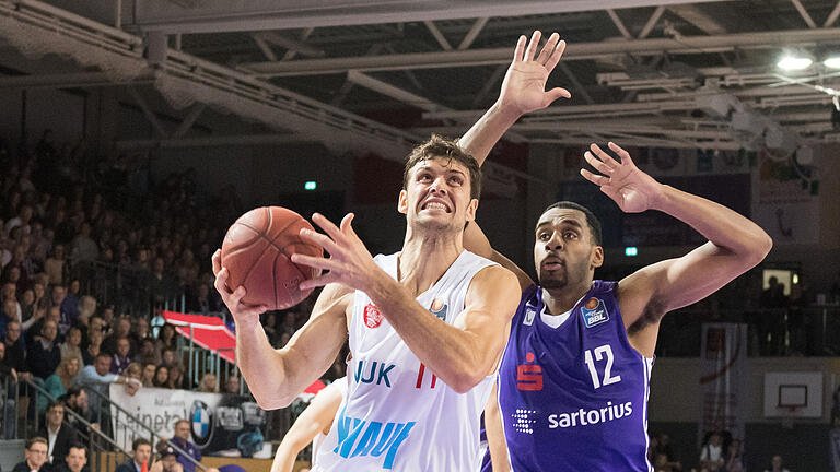 Basketball - easyCredit BBL - BG Goettingen - s.Oliver Wuerzburg       -  Deutschland, Göttingen, Sparkassen  Arena, 04.11.2017, Basketball, easyCredit BBL, BG Göttingen - s.Oliver Würzburg 

Bild (v.l.n.r.): Krešimir Lonèar (s.Oliver Würzburg, #11), Darius Carter (BG Göttingen, #12)