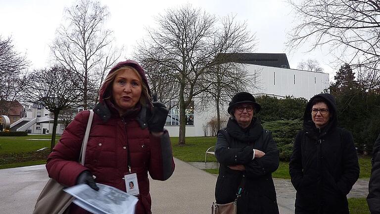 Vor dem Theater als einer Station ihrer Führung „auf weiblichen Spuren durch Schweinfurt” stellte Claudia Helldörfer das Leben von Schauspielerin Nuscha Schönau vor. Vor dem Theater als einer Station ihrer Führung „auf weiblichen Spuren durch Schweinfurt” stellte Claudia Helldörfer das Leben von Schauspielerin Nuscha Schönau vor.