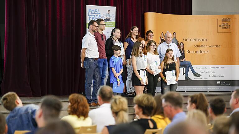 In der Aula der Franz-Oberthür-Schule überreichte Landrat Eberhard Nuß den diesjährigen Teilnehmern Urkunden für ihr Engagement.