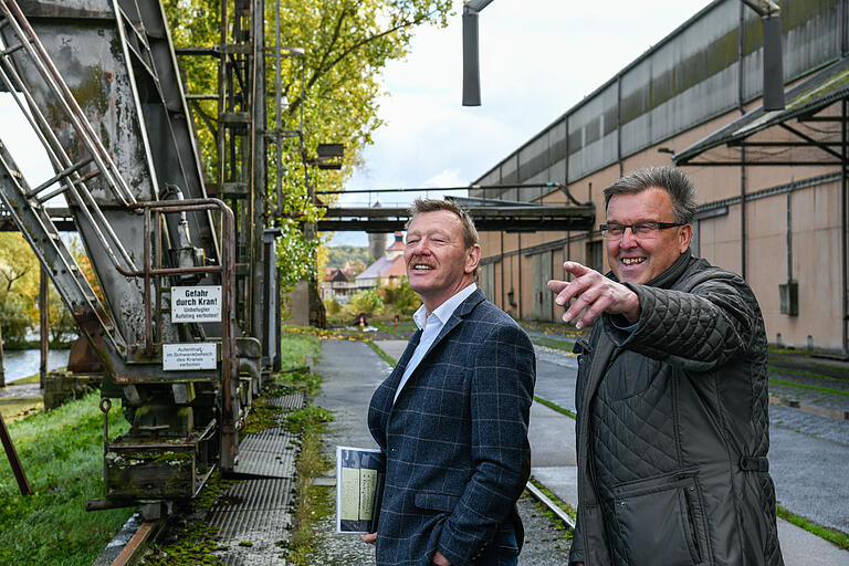 Kilian Popp (rechts) ist Betriebsleiter der BayWa in Ochsenfurt. Als Hafenmeister betreut er außerdem den Industriehafen, der eine Einrichtung des Kommunalunternehmens Stadt Ochsenfurt ist (links Bürgermeister Peter Juks).