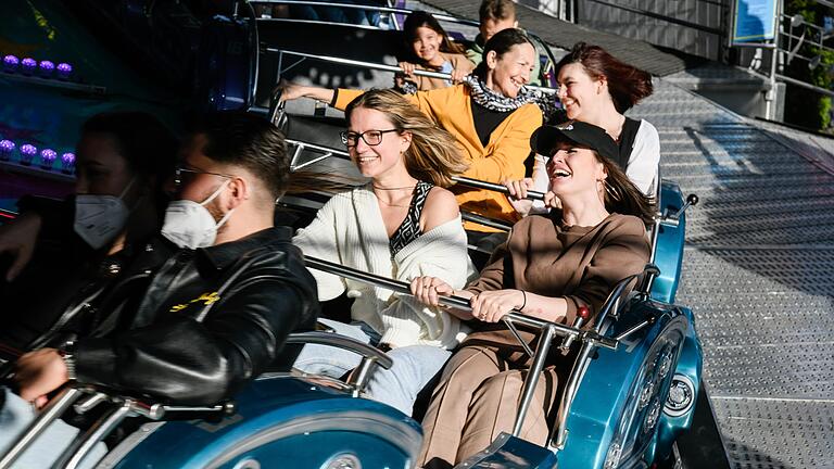 Beim Musik-Express 'Starlight' bekommt man die Fliehkräfte deutlich zu spüren. Dennoch ist das Karussell auch für Kinder ein Riesenspaß. Beim Musik-Express 'Starlight' bekommt man die Fliehkräfte deutlich zu spüren. Dennoch ist das Karussell auch für Kinder ein Riesenspaß.