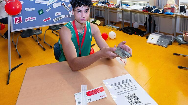 Abdullah Omarr, ein Schüler der BVJ-Klasse der Ludwig-Erhard Berufsschule in Schweinfurt, demonstriert, wie man die Registrierung bei der DKMS über einen QR-Code startet. Abdullah Omarr, ein Schüler der BVJ-Klasse der Ludwig-Erhard Berufsschule in Schweinfurt, demonstriert, wie man die Registrierung bei der DKMS über einen QR-Code startet.