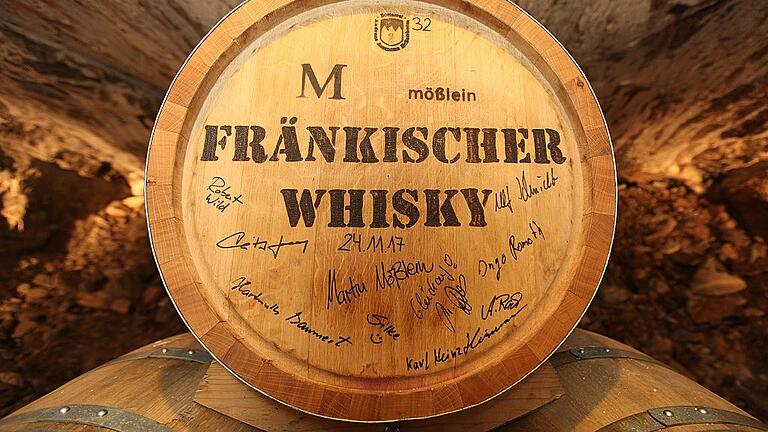 Die Unterschriften aller beim Abfüllen des Whiskys unter Tage anwesenden Personen zieren den Boden des Eichenholzfasses.