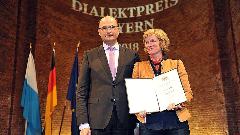 Heimatminister Albert Füracker zeichnete &bdquo;Cilli&rdquo; Pigor mit dem Dialektpreis Bayern 2018 für die Sprachregion Unterfranken aus. Den Preis nahm stellvertretend ihre Tochter Gertrud (Foto) entgegen.