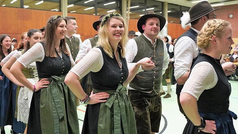 Nur alle zehn Jahre beim Dreikönigstanz: Die Rannunger Planpaare. Nur alle zehn Jahre beim Dreikönigstanz: Die Rannunger Planpaare.