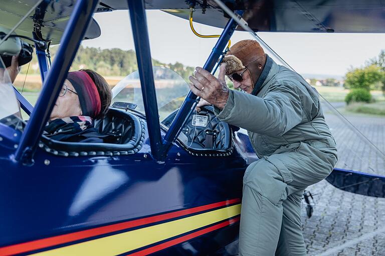 Elmar Umhöfer steigt in sein Flugzeug - frühmorgens, jeden Tag, unermüdlich. Und noch bis Mitte August. Elmar Umhöfer steigt in sein Flugzeug - frühmorgens, jeden Tag, unermüdlich. Und noch bis Mitte August. 