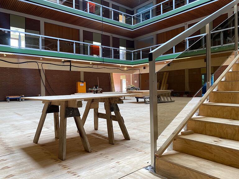 Im Friedrich-List-Gymnasium selbst hat die Sanierung begonnen. Hier ein Blick in der Aula, wo der Boden und Treppenstufen durch Holzplatten geschützt sind. Im Friedrich-List-Gymnasium selbst hat die Sanierung begonnen. Hier ein Blick in der Aula, wo der Boden und Treppenstufen durch Holzplatten geschützt sind.