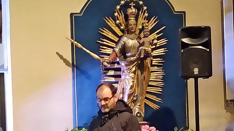 Normen Behr zeichnete die 100-jährige Kirchen-Geschichte von Rothhausen anhand von Steinen nach.       -  Normen Behr zeichnete die 100-jährige Kirchen-Geschichte von Rothhausen anhand von Steinen nach.