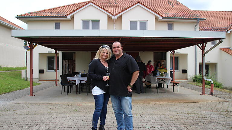 Am 15. Juni 2016 ziehen mit Stefan Schweser und Martina Meyer die ersten Eigentümer in ein Reiheneckhaus in den Marshall Heights ein. Damit kehrt in der seit 2006 leerstehenden ehemaligen US-Wohnsiedlung wieder Leben ein. Die beiden Pioniere vor ihren Reihenhaus mit der Nummer 385 A.