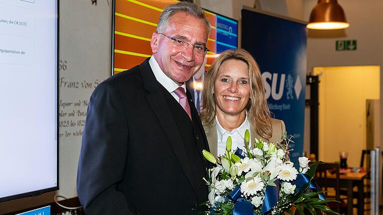 Große Freude bei Paul Lehrieder und Ehefrau Christiane. Er zieht zum fünften Mal für den Wahlkreis in den Bundestag ein.&nbsp;