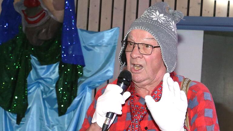 Der 84-jährige Bundesverdienstkreuzträger Rudi Hepf, seit 62 Jahren beim MGV aktiver Sänger und zehn Jahre Vorsitzender, begeisterte bei der „Närrischen Singstunde“ des MGV alle mit seiner Büttenrede als Vereinstrottel. Der 84-jährige Bundesverdienstkreuzträger Rudi Hepf, seit 62 Jahren beim MGV aktiver Sänger und zehn Jahre Vorsitzender, begeisterte bei der „Närrischen Singstunde“ des MGV alle mit seiner Büttenrede als Vereinstrottel.