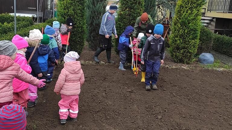 Die 'Gartenzwerge' trampeln die Wege fest. Die 'Gartenzwerge' trampeln die Wege fest.