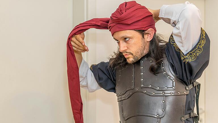 Volle Konzentration bei der Verwandlung in seinen Charakter Sheik Walid ibn Mustafa at-Dimali al Rashid: der Kitzinger Raol Imling. Volle Konzentration bei der Verwandlung in seinen Charakter Sheik Walid ibn Mustafa at-Dimali al Rashid: der Kitzinger Raol Imling. 