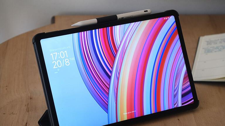 Xiaomi Redmi Pad Pro - Der LCD-Bildschirm des Xiaomi Redmi Pad Pro ist in Ordnung, aber Sie könnten die Always-on-Funktion vermissen, die OLED-Displays meist bieten - etwa um die Zeit anzuzeigen, wenn das Gerät nicht in Gebrauch ist. Xiaomi Redmi Pad Pro - Der LCD-Bildschirm des Xiaomi Redmi Pad Pro ist in Ordnung, aber Sie könnten die Always-on-Funktion vermissen, die OLED-Displays meist bieten - etwa um die Zeit anzuzeigen, wenn das Gerät nicht in Gebrauch ist.