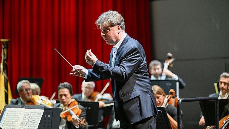 Zweimal ist Mark Rohde, hier beim Moderationskonzert im Oktober, am Mainfranken Theater Würzburg seinem künftigen Orchester schon begegnet.