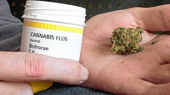 Cannabis als Medikament: „Ein entscheidender Schritt“ - Nüchtern betrachtet, verändert der einstimmig gefasste Beschluss des Bundestags, Cannabis als Medizin auf Rezept freizugeben, nicht viel. Cannabis als Medikament: „Ein entscheidender Schritt“ - Nüchtern betrachtet, verändert der einstimmig gefasste Beschluss des Bundestags, Cannabis als Medizin auf Rezept freizugeben, nicht viel.