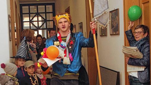 Michael Werb vom FKE Eltmann stürmte mit den Kindern das Rathaus. Michael Werb vom FKE Eltmann stürmte mit den Kindern das Rathaus.