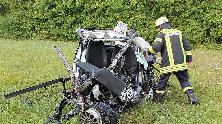 Der Smart wurde bei dem Unfall auf B 286 völlig zertrümmert.