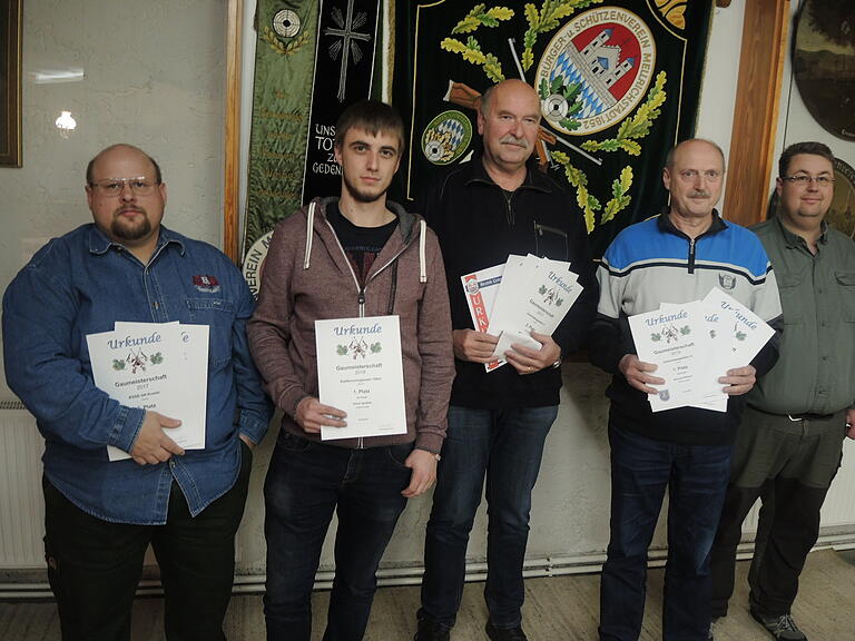 BSV-Sportleiter Carl Christian Bittorf (rechts) ist stolz auf die Erfolge seiner Schützenkameraden (v.l.n.r.) André Schröder, Oliver Seufert, Harald Weyrich und Michael Wehner BSV-Sportleiter Carl Christian Bittorf (rechts) ist stolz auf die Erfolge seiner Schützenkameraden (v.l.n.r.) André Schröder, Oliver Seufert, Harald Weyrich und Michael Wehner